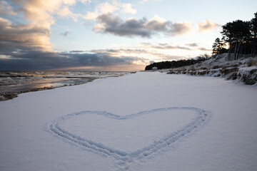 Winter an der Ostsee Sonnenaufgang mit Schnee Herz am Strand 