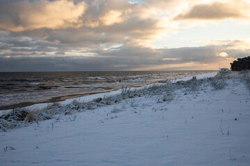 Sonnenaufgang im Winter an der Ostsee mit Schnee und Eis