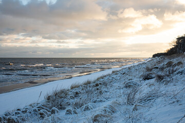 Sonnenaufgang im Winter an der Ostsee mit Schnee und Eis