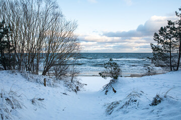 Ostsee mit Schnee und Eis im Winter 