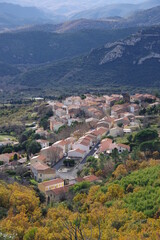 Fototapeta na wymiar Village médiéval de Lesquerde dans les Pyrénées orientales catalane