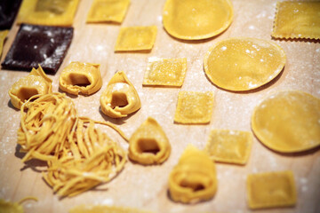 Diversi tipi di pasta fresca italiana e ravioli