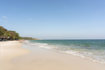 Fototapeta na wymiar Beach and waves tropical sea with blue sky on sunny day background. copy space
