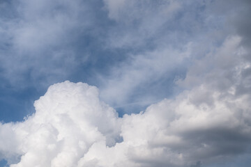 Obraz premium Summer blue sky with large white clouds.