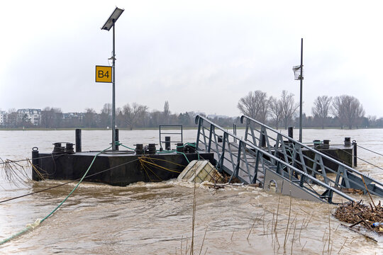 Hochwasser des Rheins in D&uuml;sseldorf