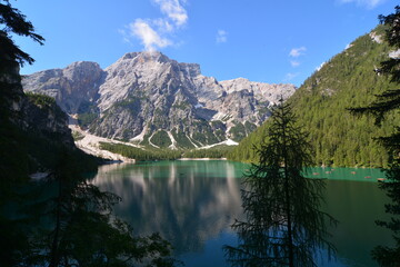 Fototapeta na wymiar lago di braies val pusteria