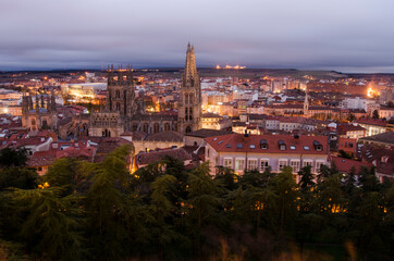 Vista da catedral e cidade de Burgos ao anoitecer
