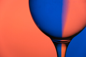 Copo de vidro com fundo azul e cor de rosa