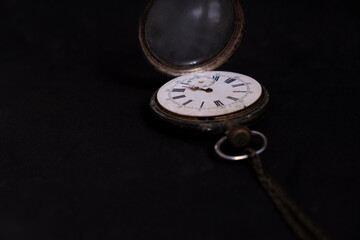 Rel&oacute;gio num fundo preto