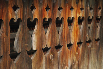 Drewniana brama w serca, ozdobny płot z motywem serduszek