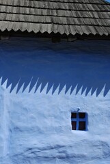 Okienko i fasada niebieskiego domu