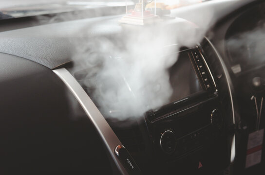 High-pressure heat steam sterilizes vehicle air vent