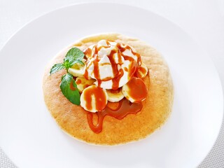 手作りバナナパンケーキの斜俯瞰写真（ハワイのパンケーキミックス使用）