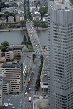 Blick vom Hochhaus Main-Tower in Frankfurt am Main ueber die Unt