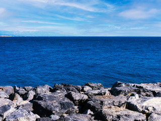 Fototapeta na wymiar Dique de rocas frente al mar