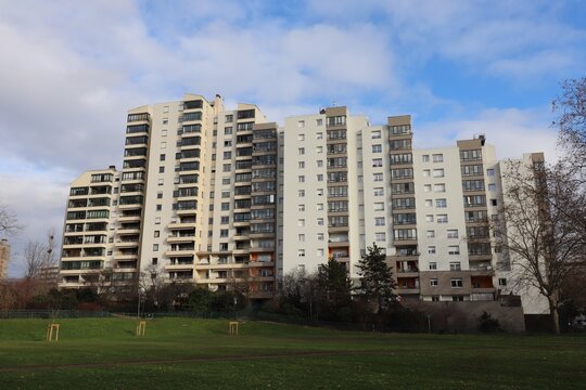 Grand immeuble d'habitation des ann&eacute;es 1960 et 1970 dans le quartier du Tonkin, ville de Villeurbanne, d&eacute;partement du Rh&ocirc;ne, France