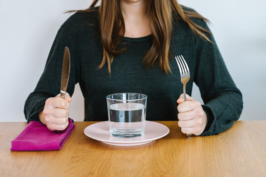 girl doing intermittent fasting diet drinking water