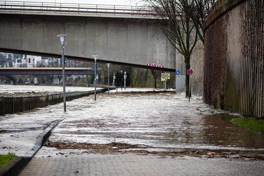 &Uuml;berflutete Stra&szlig;e bei Hochwasser