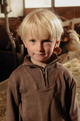 Ritratto di un bambino alto atesino nella fattoria