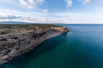 Leucate, la falaise, le plateau, la plagette vue du ciel