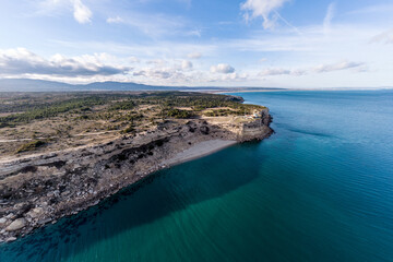 Leucate, la falaise, le plateau, la plagette vue du ciel