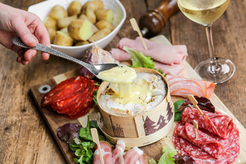 Fromage chaud Mont d'or ou boite chaude accompagné de charcuterie et pommes de terre (spécialité...