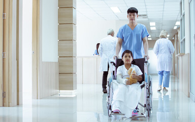 Obraz premium Selective focus on doctor and a patient at hallway of hospital