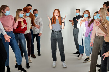 Naklejka premium redhead female stand in center screaming scared of infected people around, suffering from coronavirus covid-19 epidemic. isolated white background