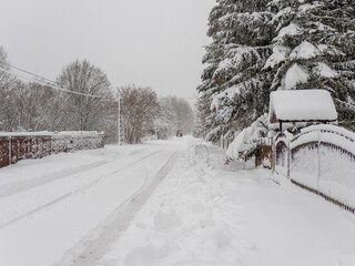 Odśnieżanie traktorem jezdni w Białowieży © Agnieszka