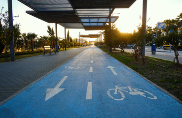 Atardecer sobre carril bici