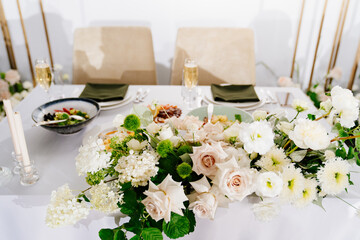 The table is served for the bride and groom's table. Wedding decor. Banque
