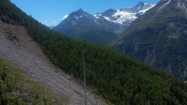 Drone footage, plus longue passerelle au monde. Randa, Suisse