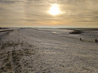 Deich an der Nordsee mit Schnee 