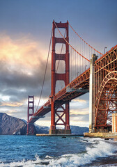 The Golden Gate Bridge in San Francisco is the most famous attraction visited by tourists from all over the world. - obrazy, fototapety, plakaty