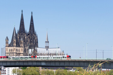 Köln, Brücke, Kölner Dom, Straßenbahn - 410216123