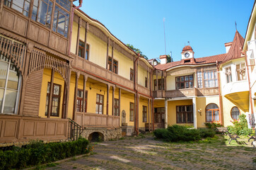 Obraz premium Small residential courtyard of Italian style of an old two-story house in Chernivtsi, Ukraine