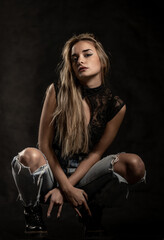 Sesi&oacute;n de moda en estudio con modelo femenina 