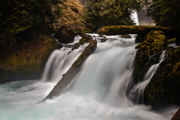 Fototapeta na wymiar Waterfalls on Mackenzie river in the cascades in Oregon