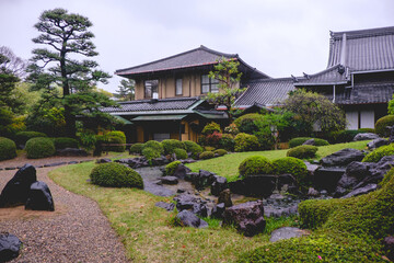 Obraz premium Beautiful traditional garden in a rainy day at Shitenno-ji temple, Osaka, Japan