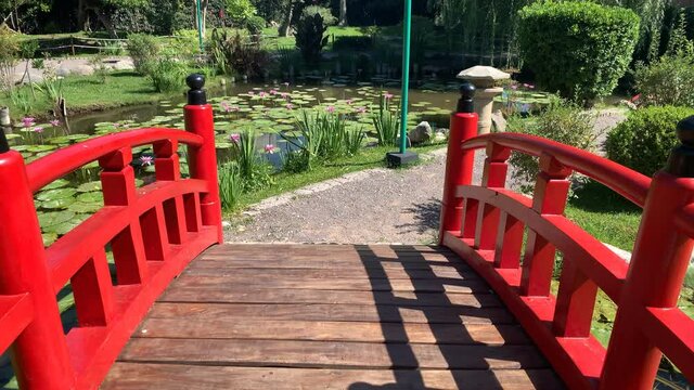 Puente rojo estilo japon&eacute;s / Red Japanese style bridge