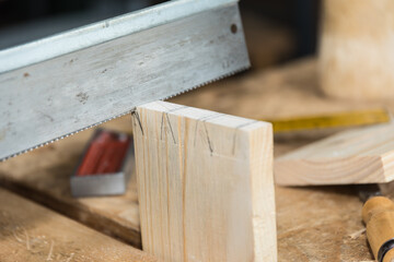 Schreiner mit Holzsäge - Nahaufnahme