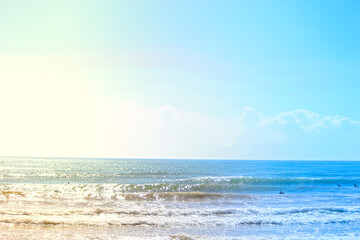 SOL NASCENDO NA PRAIA DE JACARAIPE, SERRA, ES, BRASIL.