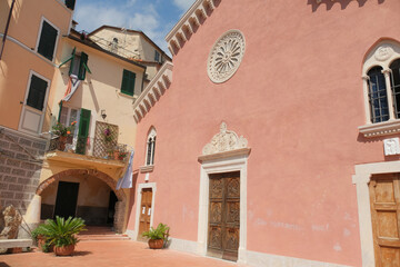 La chiesa di San Vincenzo Martire nel centro storico di Ameglia, La Spezia, Liguria, Italia.