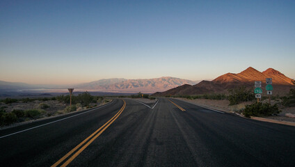 Fototapeta na wymiar Death Valley cross road