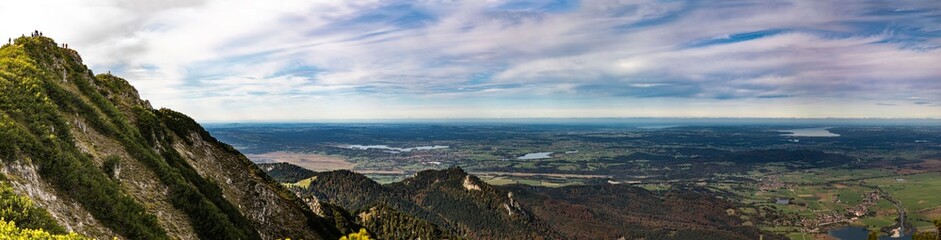 Fototapeta premium Herzogstand Oberbayern – Weitblick auf Murnau, Staffelsee, Riegsee und Starnberger See etc.