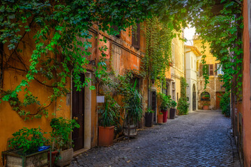 Naklejki  Przytulna stara ulica w Trastevere w Rzymie, Włochy. Trastevere to rione Rzymu, na zachodnim brzegu Tybru w Rzymie. Architektura i punkt orientacyjny Rzymu