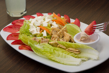 Ensalada casera de lechuga, tomate, queso y pollo