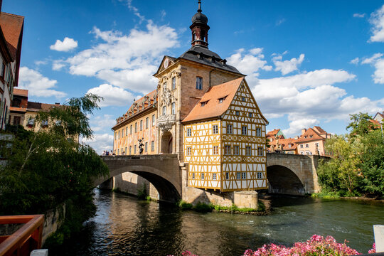 Blick auf die Schleuse 100 Ludwig-Donau-Main-Kanal in Augsburg im Sommer