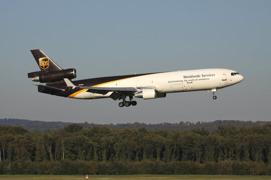 UPS, United Parcel Service, parcel, express, mail, McDonnell Douglas, MD-11, airline, aircraft, jet, plane, airplane, aeroplane, Cologne, Bonn, Germany, airport, arrival, aviation, landing, final, app