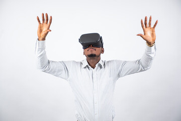Naklejka premium young african man using a virtual reality headset, gesturing with his hands